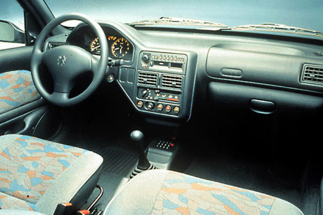 Peugeot 106 5D Long Beach restyling Cockpit