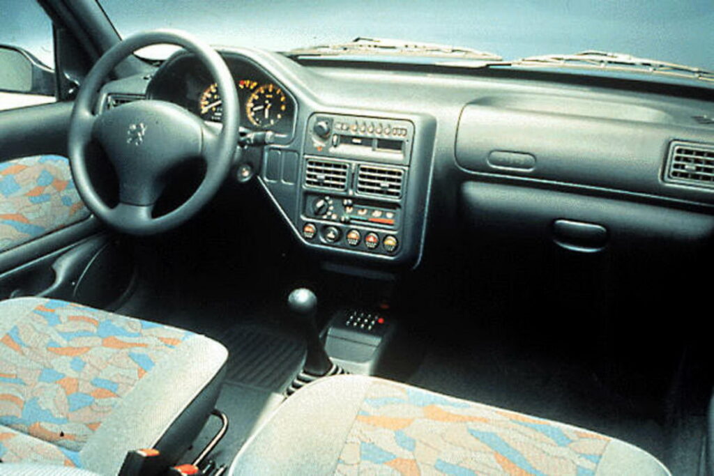 Peugeot 106 5D Long Beach restyling Cockpit