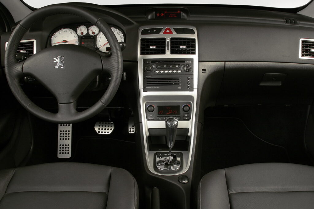 Peugeot 307 XS interior with automatic transmission