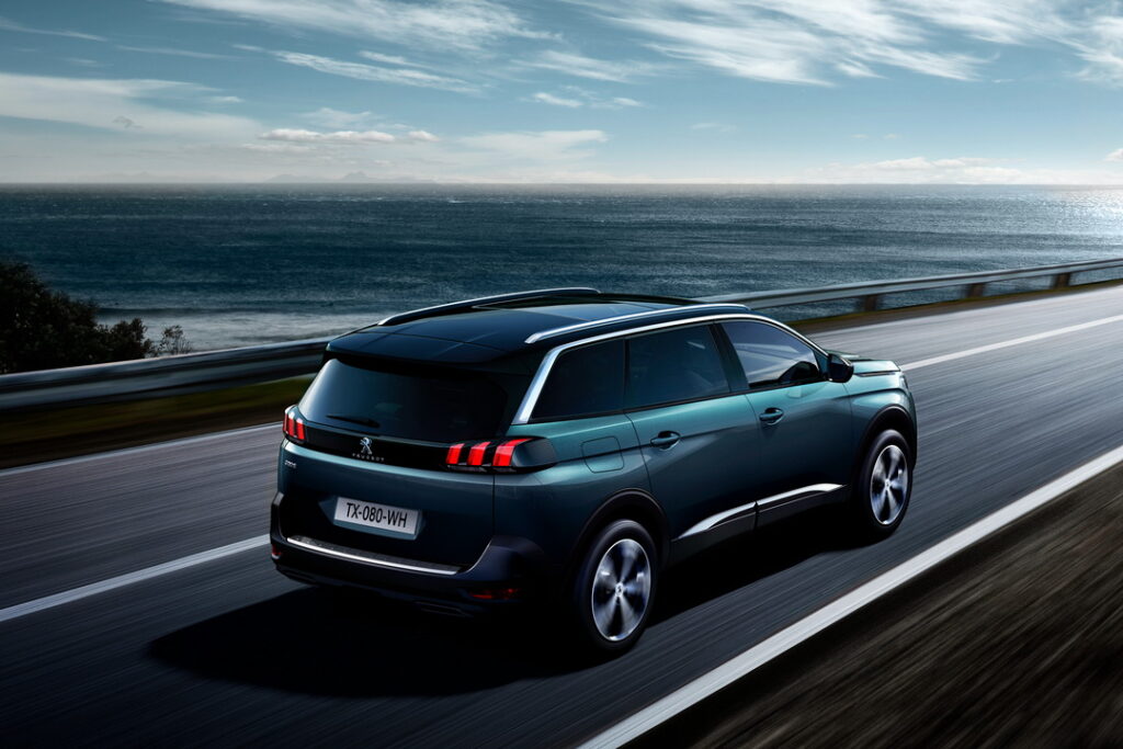 Peugeot 5008 I pre-restyling in emerald color
