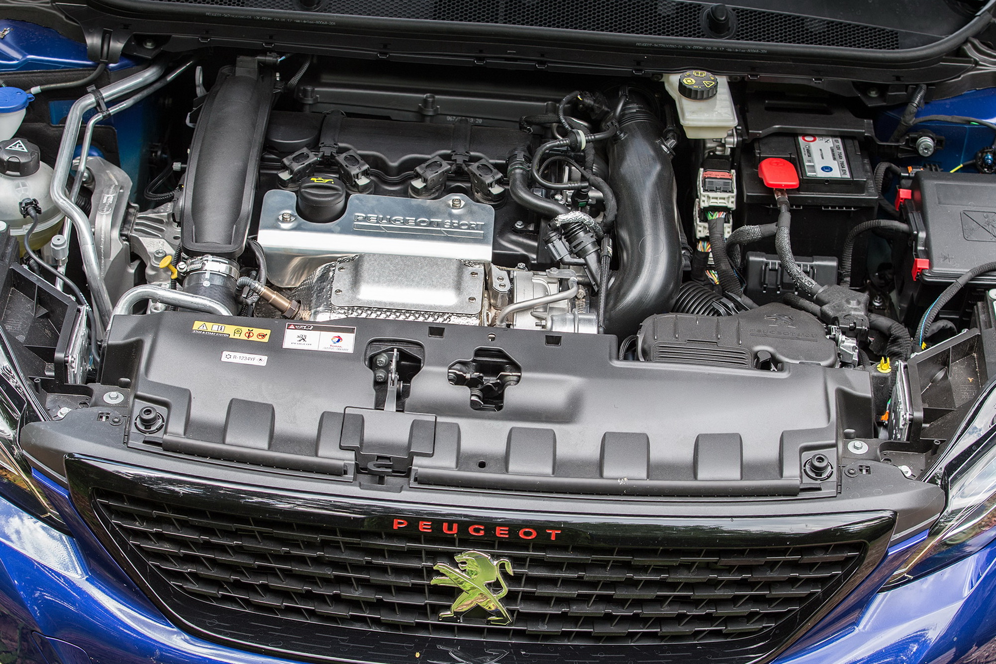 Under the hood Peugeot 308 GTi by Peugeot Sport 1.6 Turbo 275 hp