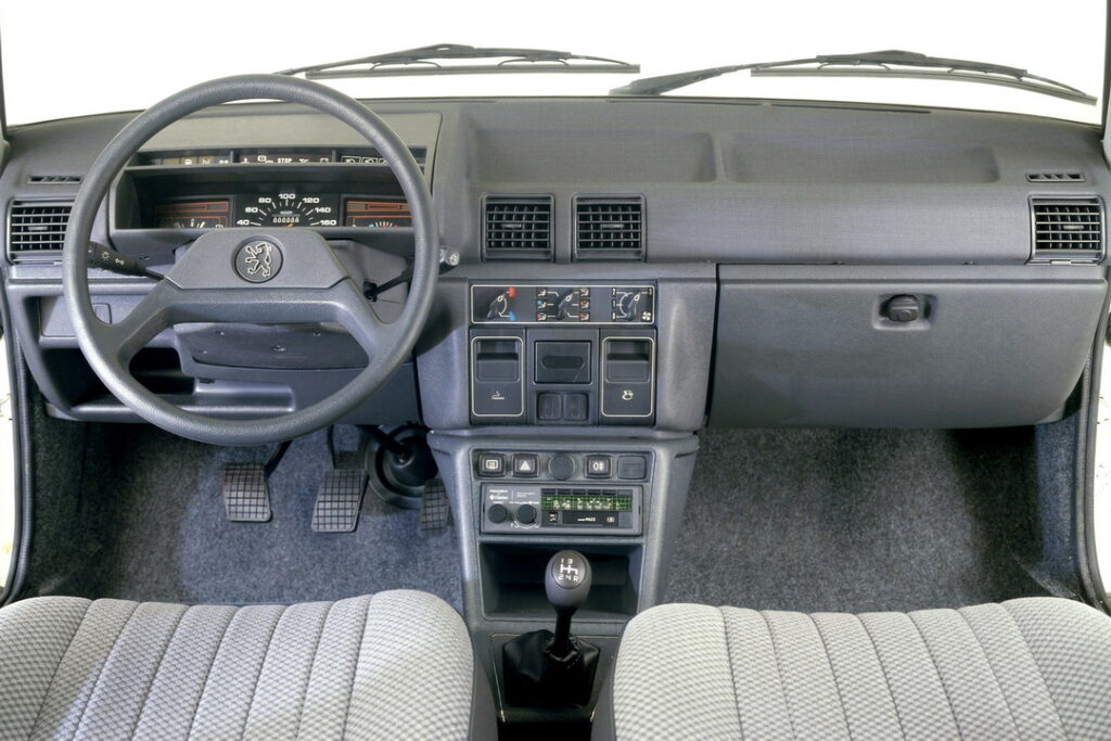 Peugeot 305 Cockpit