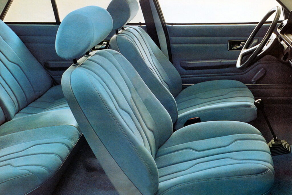 Peugeot 305 Interior