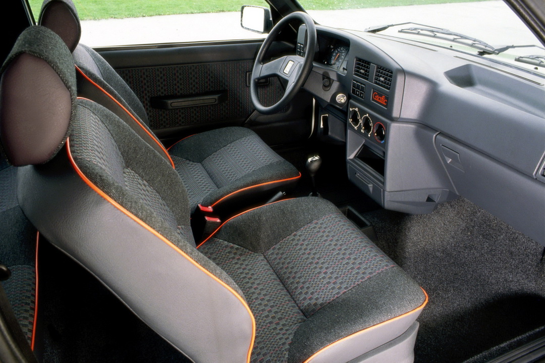 Peugeot 309 GTi salon before restyling
