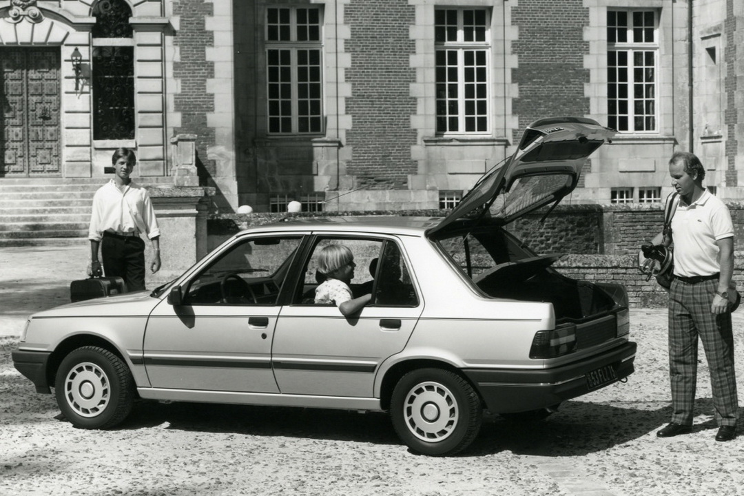 Peugeot 309 SR before restyling