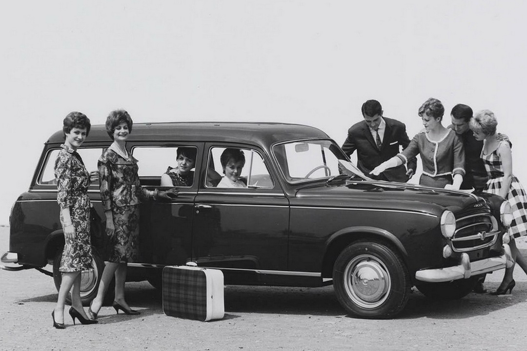 Peugeot 403 passengers