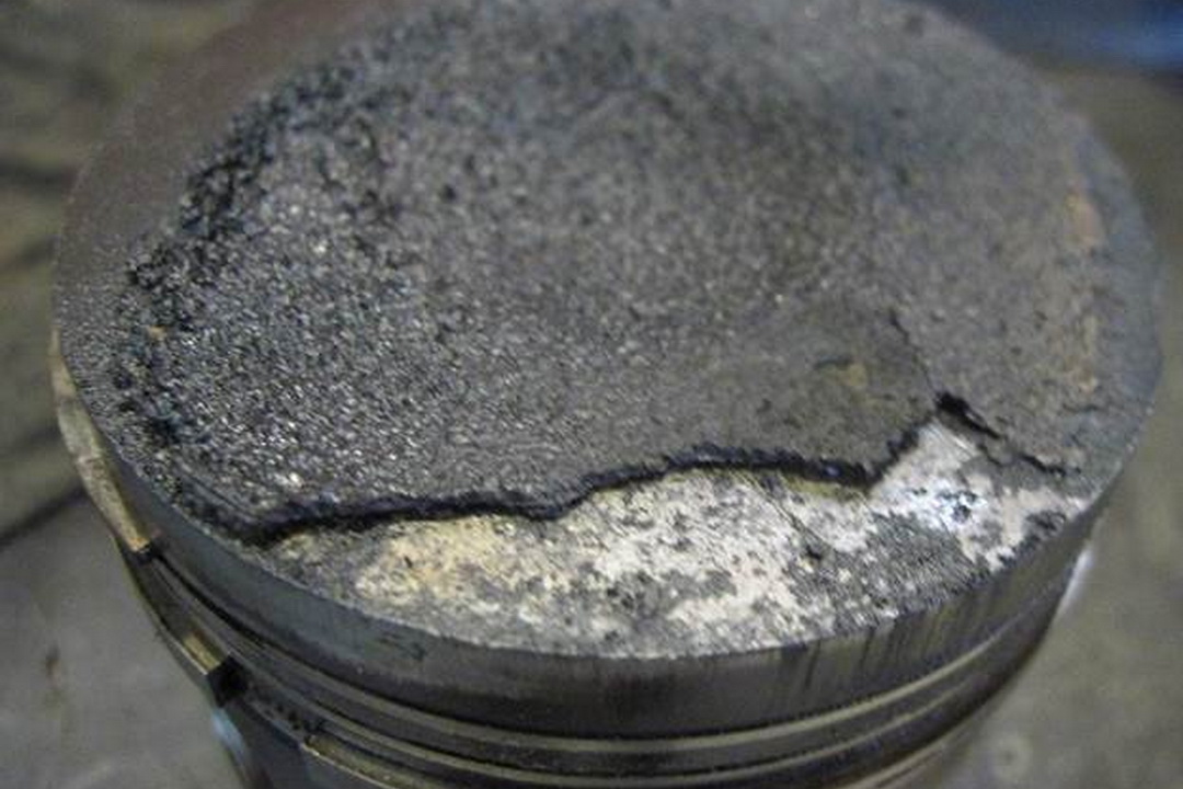 Carbon deposits on the piston