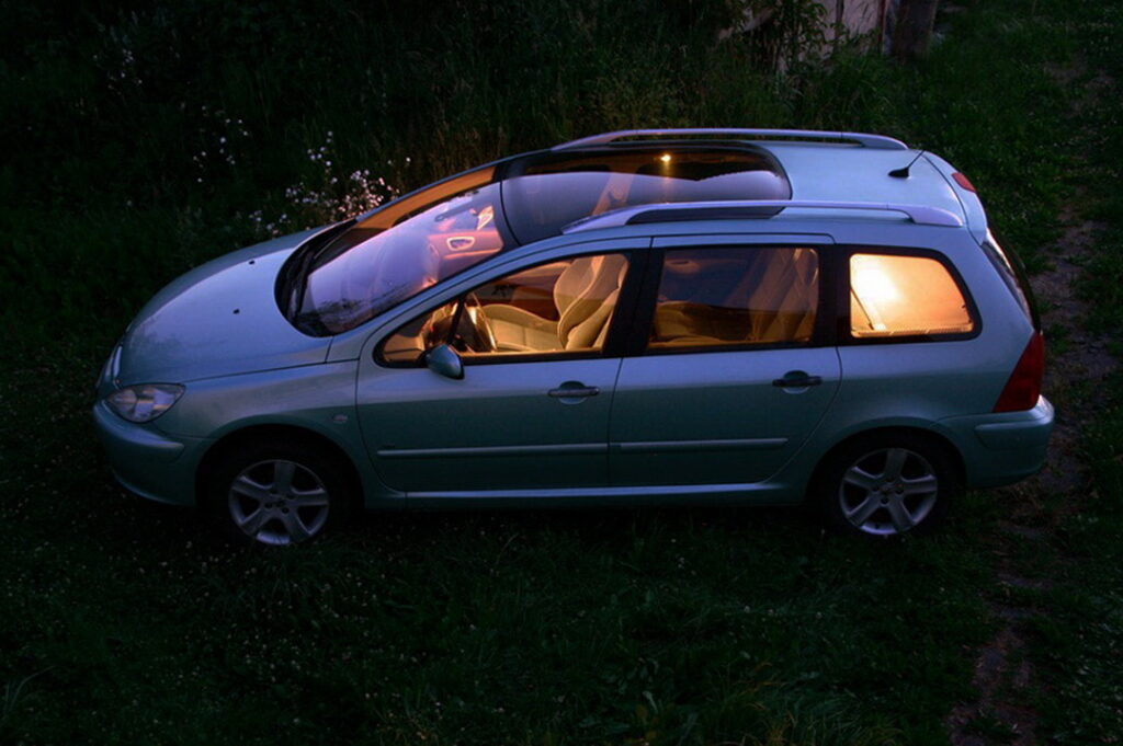 Peugeot 307 SW at night