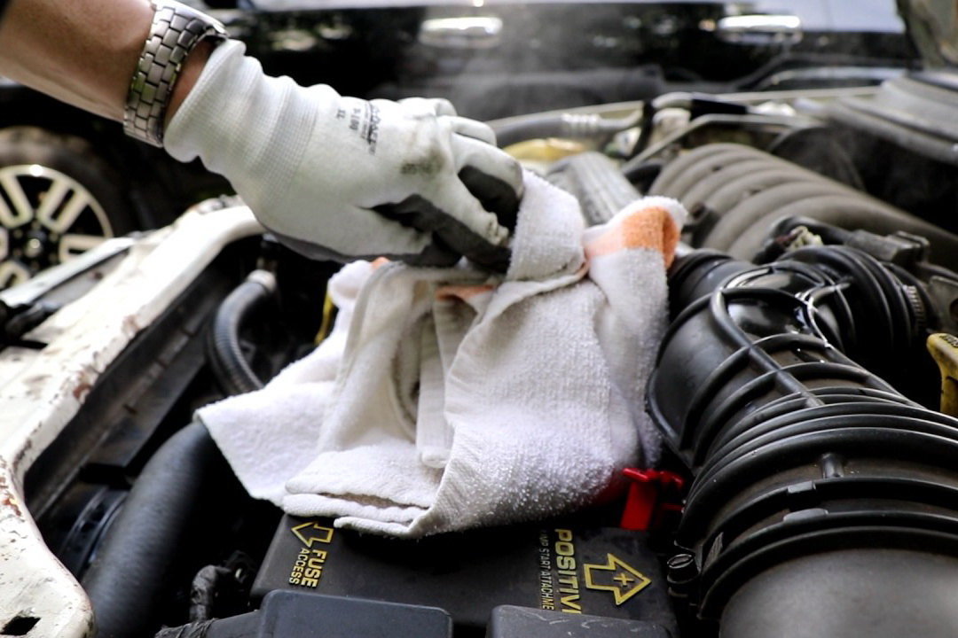 Cover the cap of the expansion tank with a rag