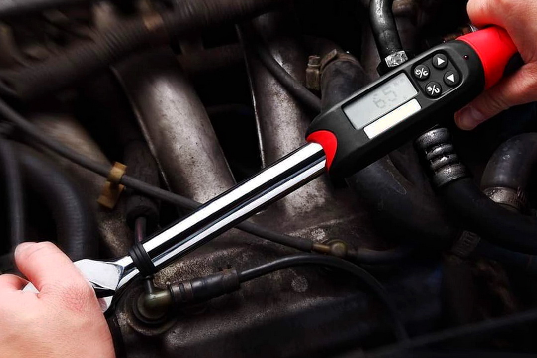 Spark plugs are tightened with a torque wrench