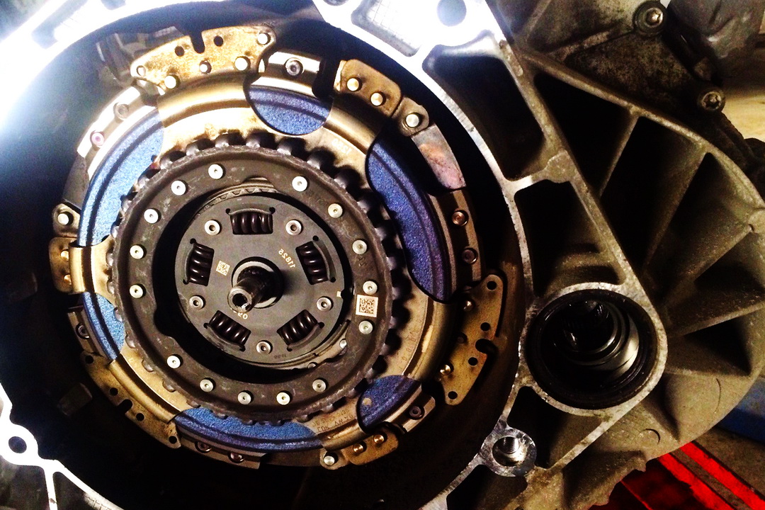 Pay attention to the blue "tarnish" color of the completely overheated DSG clutch