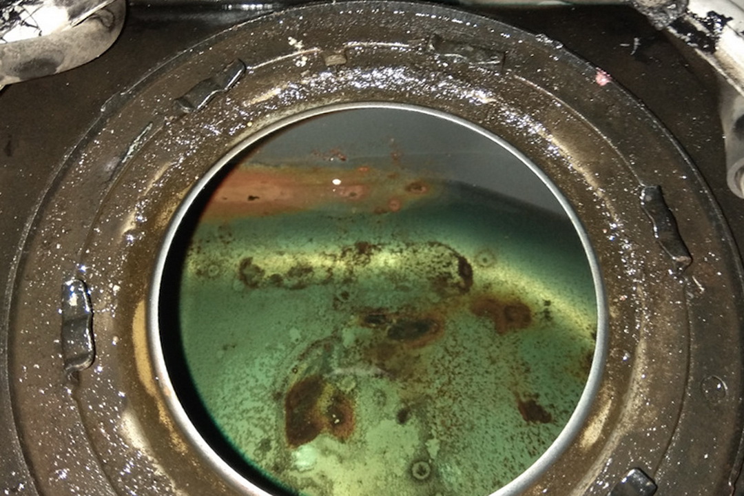 Dirt and water in the fuel tank