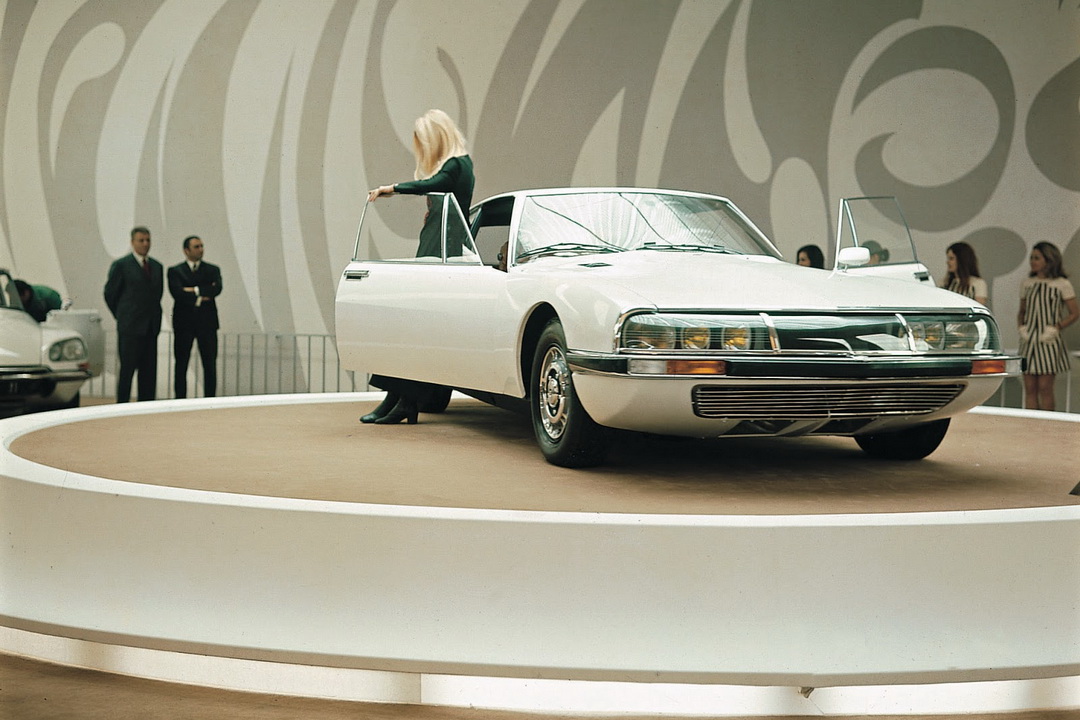 Citroen SM booth at the 1970 Geneva Motor Show amazed with its futuristic design