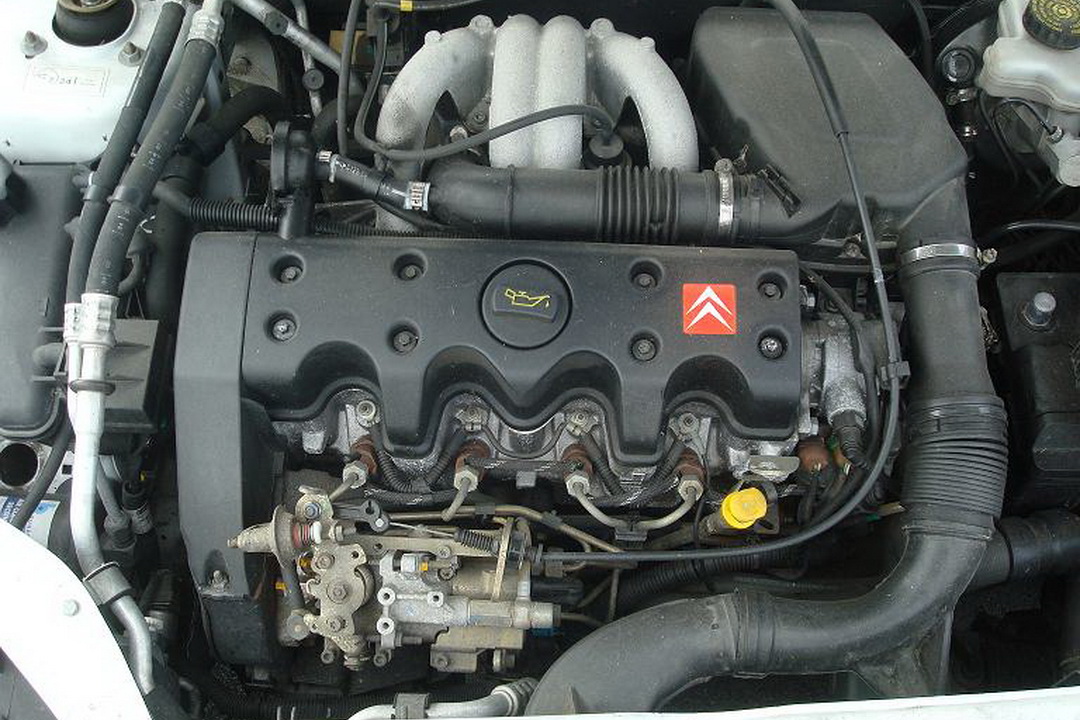 Under the hood of Citroen Saxo diesel engine 1.5D