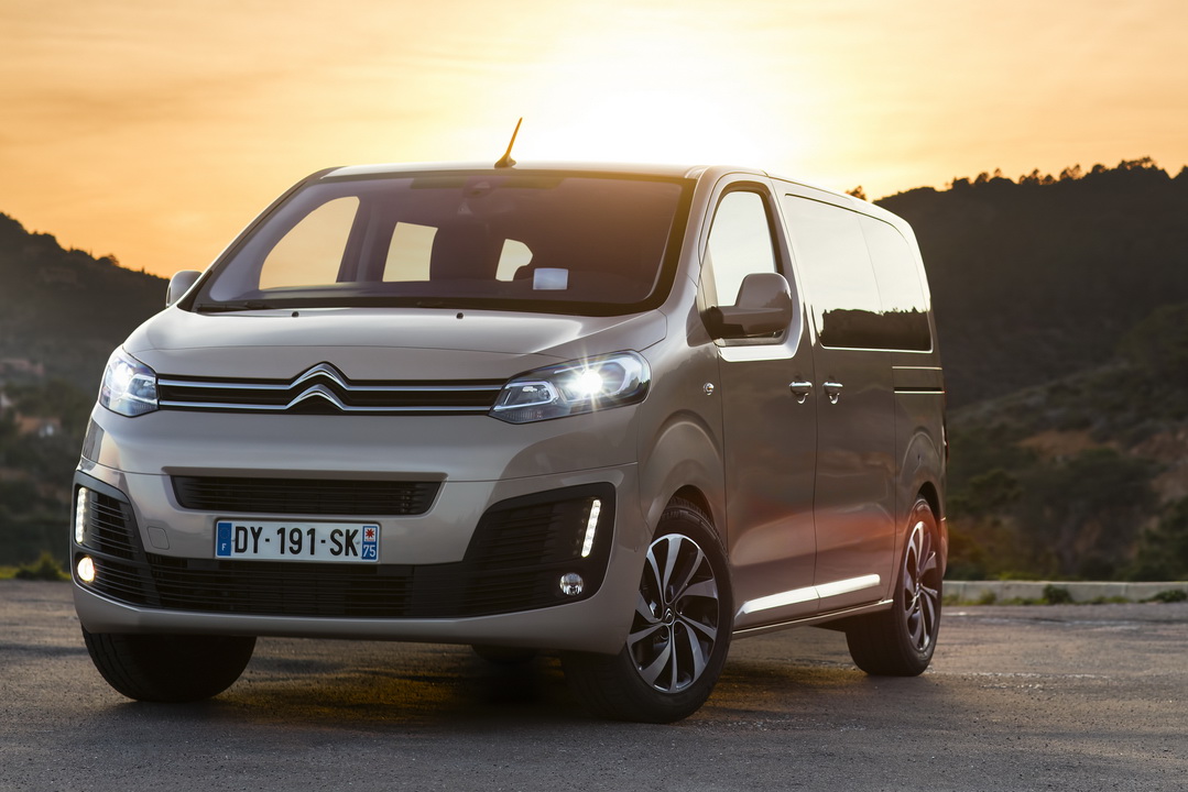 The optics and lights of the Citroen Spacetourer perfectly illuminate the road and are very beautiful