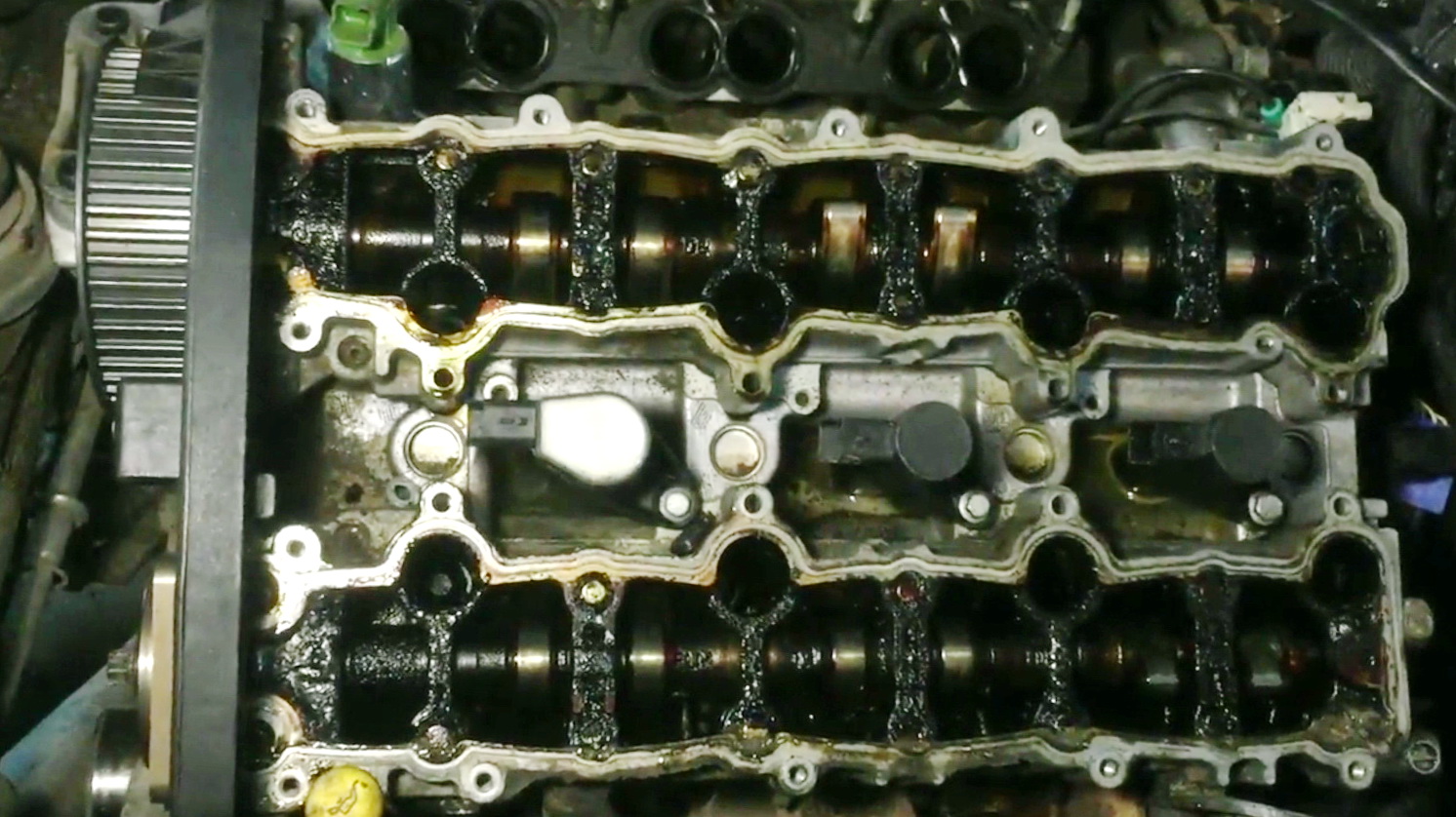Slags and deposits inside the cylinder head of the ES9A engine